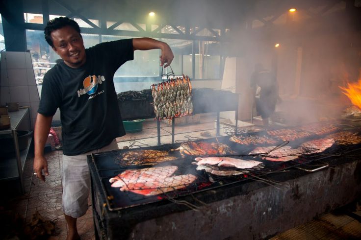 Le marché aux poissons de Jimbaran offre une expérience unique, parfaite pour les amateurs de fruits de mer et de poisson frais ! (Crédit photo : pinterest)
