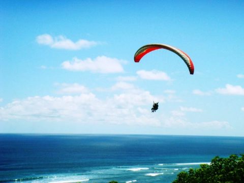 Survoler la baie en parapente offre des sensations incomparables. (Crédit photo : en.balijetaime.com)