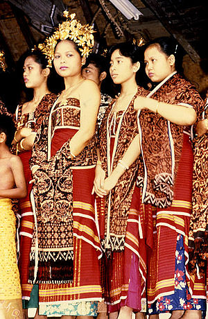 Jeunes Balinaises vêtues du traditionnel Geringsing aux propriétés surnaturelles, fabriqué uniquement à Tenganan. (Crédit phot : en.wikipedia.org)