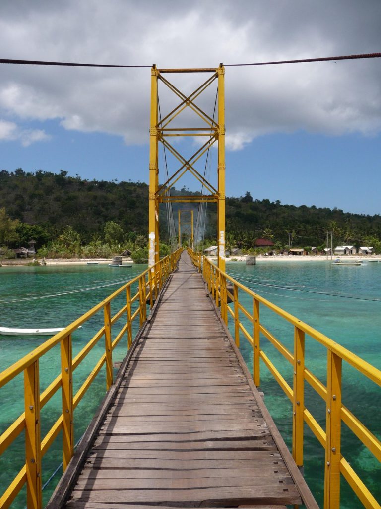 La petite passerelle qui surplombe le détroit est le seul moyen d'accéder à l'île de Ceningan ; un détour qui vaut le coup d'oeil ! (Crédit photo : www.enroutepourlasie.com)