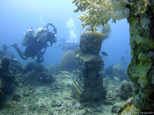 Le temple sous-marin de Pemuteran n'est pas antique, mais sa fonction permettra peut-être de sauver un patrimoine millénaire puisqu'il a pour vocation de protéger le récif corallien. (Crédit photo : www.pinterest.com)