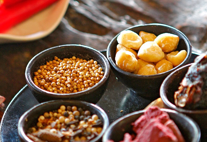 Prendre des cours de cuisine permet de savourer la culture balinaise ! (Crédit photo : anikacookingclass.com)