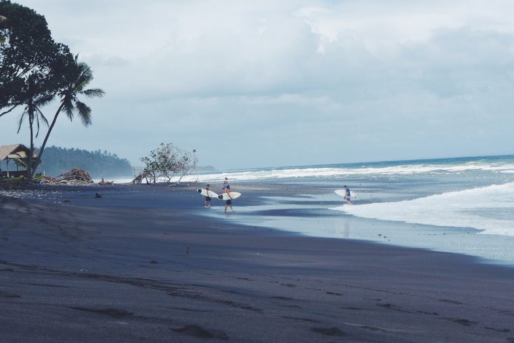 La plage de Balian et son sable volcanique a un charme bien particulier (crédit photo : sportsandsand.com)