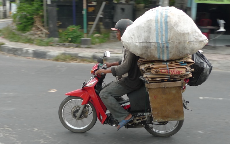 Le scooter est le moyen de transport le plus plébiscité par les Balinais : rapide et bon-marché, il permet de se faufiler dans les ruelles les plus étroites, à la découverte des secrets de l'île ! (Crédit photo : scootercommunity.com.au)