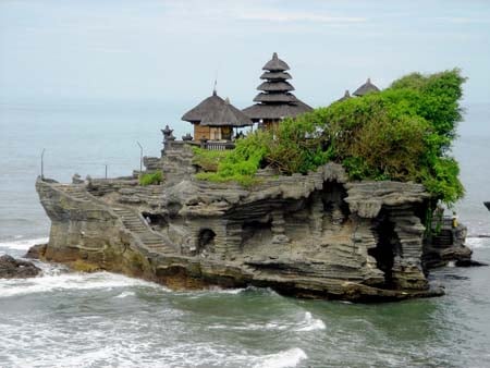 Le temple a acquis sa notoriété en partie grâce à son architecture particulière : situé sur un promontoire rocheux, il est coupé du reste de l'île deux fois par jour, à chaque marée haute. (Crédit photo : www.wikitravlling.us)