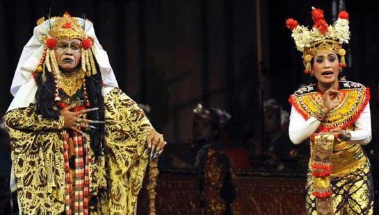 La danse qui raconte l'histoire de la sorcière Calon Arang est constitue le clou du spectacle lors des festins au Palais Royal de Tabanan. (Crédit photo : budaya-indonesia.org)