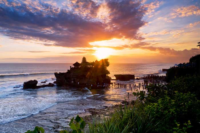 Le temple du Tanah Lot est impressionnant avec son architecture dominant la mer. (Crédit photo : rentalmobilbali.net)