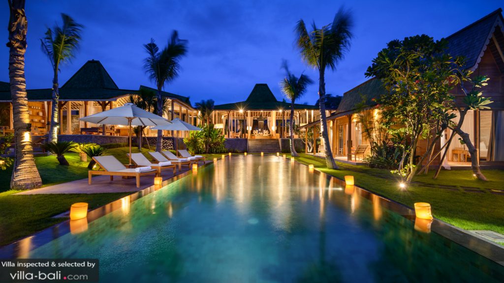 La villa Mannao et ses grands espaces permet aux familles nombreuses de rofiter à 100% d'un séjour hors du commun ! (Crédit photo : villa-bali.com)