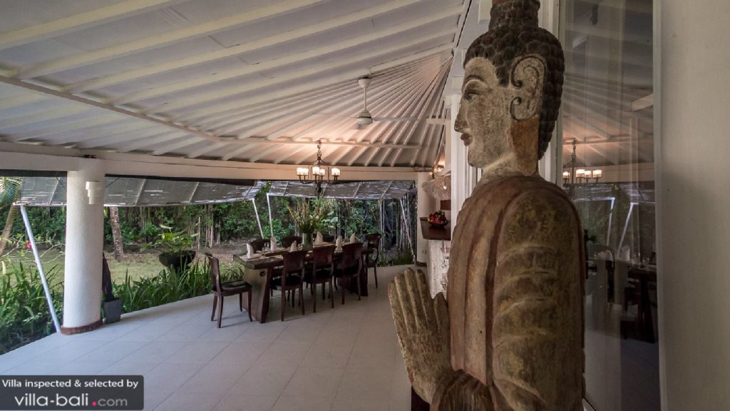 La villa Pandora est propice à la rêverie et à l'introspection, avec ses grands espaces et la sérénité qui se dégage de sa décoration raffinée. ( Crédit photo : villa-bali.com)