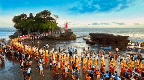 Les célébrations autour du Tanah Lot sont toujours grandioses et laissent des souvenirs impérissables. (Crédit photo : baliglory.com)