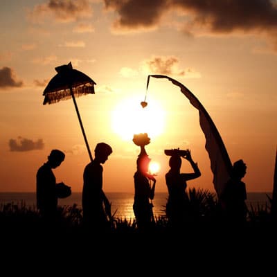 Durant les célébrations de Galungan, les Balinais transportent décorations et offrandes diverses vers les temples pour célébrer la victoire du Bien sur le Mal. (Crédit photo : www.kaskus.co.id )
