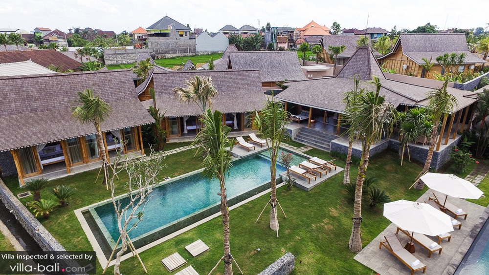 Subtile association de deux villas aux dimensions plus modestes, la villa Mannao Estate est un ensemble grandiose, idéal pour des fêtes familiales. (Crédit photo : www.villa-bali.com)