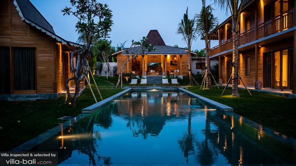 Toute récente, la villa Alea reprend l'architecture traditionnelle balinaise pour le plus grand plaisir de tous ! (Crédit photo : www.villa-bali.com) 