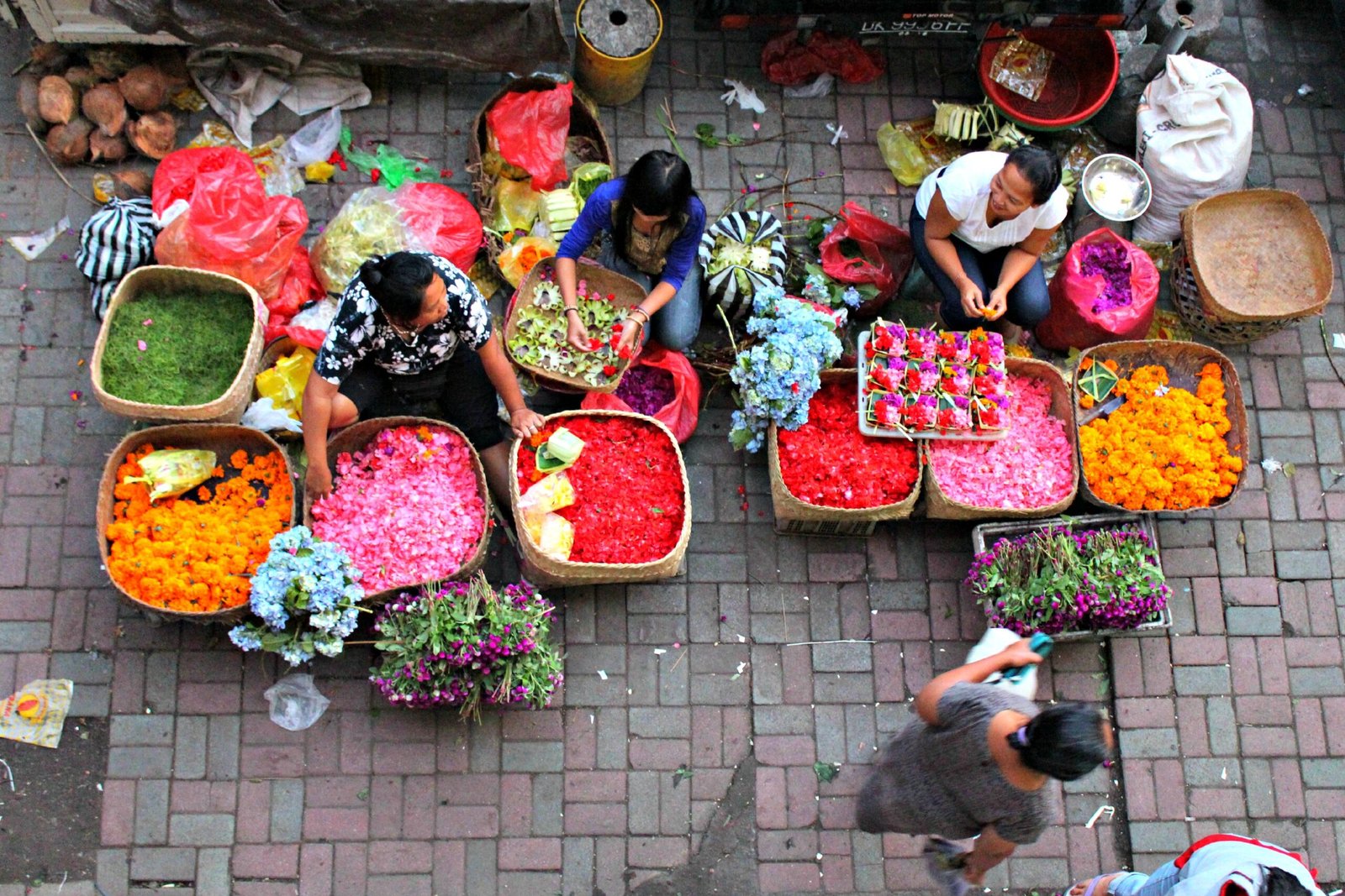 ubud_morning_market_flower_sellers-1
